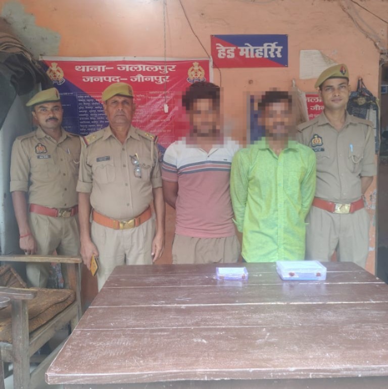 जलालपुर पुलिस की बड़ी कामयाबी, लूटकांड में शामिल दो शातिर आरोपी गिरफ्तार; चोरी की बाइक, मोबाइल और नकदी बरामद