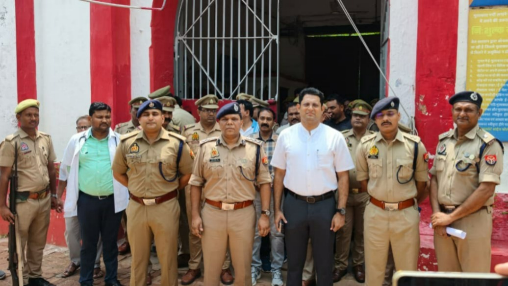 जिलाधिकारी व पुलिस अधीक्षक जौनपुर द्वारा जिला कारागार का किया गया औचक निरीक्षण; सुरक्षा व्यवस्था व सुविधाओं का लिया जायजा