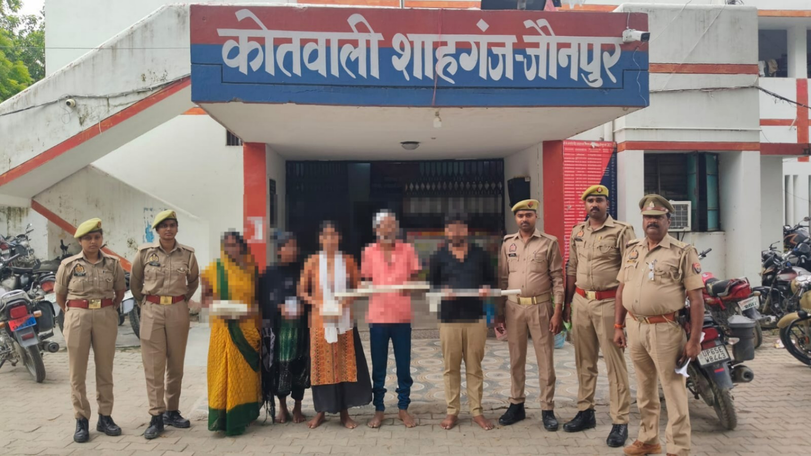 थाना शाहगंज पुलिस टीम द्वारा हत्या के प्रयास के 05 आरोपी गिरफ्तार; कब्जे से घटना में प्रयुक्त कुल्हाड़ी, लाठी व ईंट बरामद