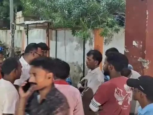जौनपुर: गैलेक्सी अस्पताल में मासूम की मौत पर भारी हंगामा, इलाज में लापरवाही का आरोप लगा शव सड़क पर रख परिजनों ने काटा गदर